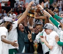 Con el dominicano Horford a la cabeza, los Celtics levantan el trofeo de campeones del Este (Fuente: EFE) (Fuente: EFE) (Fuente: EFE)