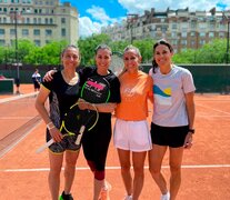 Dulko y Sabatini (derecha) preparan en París su debut en el Torneo de Leyendas. A su izquierda la dupla italiana compuesta por Francesca Schiavone y Flavia Pennetta (Fuente: Twitter) (Fuente: Twitter) (Fuente: Twitter)