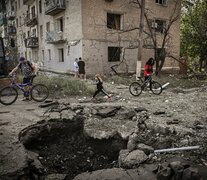 Una niña camina al lado de un cráter en Sloviansk, este de Ucrania. 