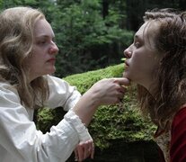 Elisabeth Moss y Odessa Young en una escena de &amp;quot;Shirley&amp;quot;.