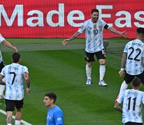 Messi abre los brazos para festejar con Martínez, autor del gol (Fuente: AFP) (Fuente: AFP) (Fuente: AFP)