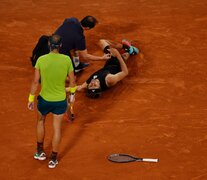 Rafael Nadal se acercó a ver cómo estaba Alexander Zverev tras el golpe. 