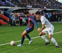 Blandi protege el balón ante la marca de Insaurralde; el Ciclón igualó con el Rojo (Fuente: Julio Martín Mancini) (Fuente: Julio Martín Mancini) (Fuente: Julio Martín Mancini)