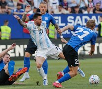 Messi rodeado por tres adversarios en Pamplona (Fuente: EFE) (Fuente: EFE) (Fuente: EFE)