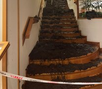 Tragedia. El barro ingresó por el primer piso y llegó hasta la planta baja del hotel en Bariloche. Imagen: Twitter