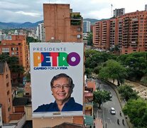 Vista aérea de una valla publicitaria con propaganda electoral de Petro en Cali. (Fuente: AFP) (Fuente: AFP) (Fuente: AFP)