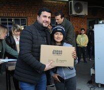 El diputado Cleri estuvo en escuelas distribuyendo notebooks a alumnos.