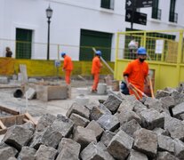 Alsina y Defensa. Levantan los adoquines, que son parte de la identidad del barrio. (Fuente: Sandra Cartasso) (Fuente: Sandra Cartasso) (Fuente: Sandra Cartasso)