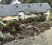 Un alud de barro ingresó en un hotel de Bariloche y tres turistas murieron. Imagen: NA