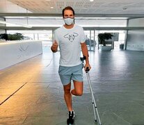 Rafael Nadal, caminando con muletas en la clínica de Barcelona