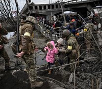 Evacuación de Irpin, al noroeste de Kiev, Ucrania. (Fuente: AFP) (Fuente: AFP) (Fuente: AFP)