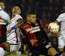 1) González fue una de las opciones que tuvo Ñuls. 2) Pablo Pérez se fue lesionado de la cancha. (Fuente: Sebastián Granata) (Fuente: Sebastián Granata) (Fuente: Sebastián Granata)