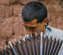 Además del bandoneón, Arias toca el piano y el bajo.