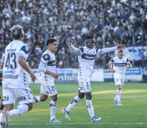 Carbonero festeja su gol, el primero de Gimnasia (Fuente: Télam) (Fuente: Télam) (Fuente: Télam)