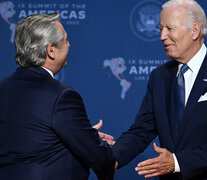 Alberto Fernández saluda a su par norteamericano Joe Biden en el marco de la Cumbre de las Américas. (Fuente: AFP) (Fuente: AFP) (Fuente: AFP)