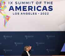 Alberto Fernández señalando la falta de Malvinas en el logo de la Cumbres de las Américas. (Fuente: AFP) (Fuente: AFP) (Fuente: AFP)