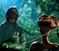 Elliott (Henry Thomas) y el extraterrestre imaginado por Spielberg en el set de &amp;quot;Los cazadores del arca perdida&amp;quot;.