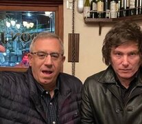 El &amp;quot;puntero&amp;quot; Carlos Maslatón junto a su líder Javier Milei.