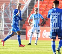 El goleador Rodríguez celebra con Acevedo; lo lamenta Piovi (Fuente: Télam) (Fuente: Télam) (Fuente: Télam)