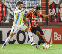 Cerro lucha con Medina en el mediocampo (Fuente: Télam) (Fuente: Télam) (Fuente: Télam)