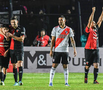 Colón festeja y Héctor David Martínez lo sufre (Fuente: Fotobaires) (Fuente: Fotobaires) (Fuente: Fotobaires)