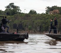 Agentes del equipo de búsqueda se dirigen al lugar donde fueron encontrados los cuerpos. (Fuente: AFP) (Fuente: AFP) (Fuente: AFP)