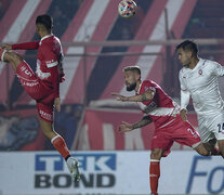 Vera, autor del segundo gol del Bicho, y Torrén cubren a Barreto (Fuente: Fotobaires) (Fuente: Fotobaires) (Fuente: Fotobaires)