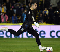 1) Servio ejecutó el penal y el gol del triunfo. 2) Gamba falló su penal. (Fuente: Sebastián Granata) (Fuente: Sebastián Granata) (Fuente: Sebastián Granata)