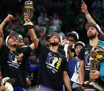 Curry, elegido MVP, levanta el trofeo para que los Warriors celebren su séptimo anillo de la NBA (Fuente: AFP) (Fuente: AFP) (Fuente: AFP)