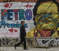 Un hombre camina delante de un mural de Petro en Bogotá, Colombia. (Fuente: AFP) (Fuente: AFP) (Fuente: AFP)