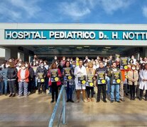 Reclamo de anestesistas frente al Hospital Pediátrico Humberto Notti, donde ya se suspendieron 500 cirugías por el reclamo. Imagen: Asociación Mendocina de Profesionales de la Salud