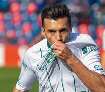 Dátolo se besa la camiseta de Banfield (Fuente: NA) (Fuente: NA) (Fuente: NA)