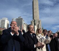 1) Perotti y Javkin junto a Alejandra Rodenas y Lewandowski.  2)  Fue emotivo el desfile de exsoldados de Malvinas. 3) Fandermole y Soledad entonaron el himno. (Fuente: Sebastián Granata) (Fuente: Sebastián Granata) (Fuente: Sebastián Granata)