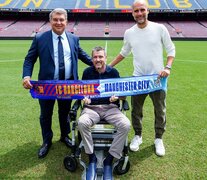 El presidente Laporta, Juan Carlos Unzué y Pep Guardiola en la presentación del partido (Fuente: Prensa Barcelona) (Fuente: Prensa Barcelona) (Fuente: Prensa Barcelona)