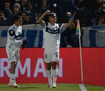 Ramírez festeja su gol, el primero de la noche (Fuente: Fotobaires) (Fuente: Fotobaires) (Fuente: Fotobaires)