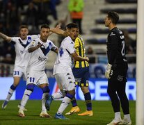 1) Vélez celebra, Servio se amarga. 2) Benítez reclamó un gol de tiro libre. TELAM (Fuente: NA) (Fuente: NA) (Fuente: NA)