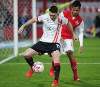 Boselli controla la pelota ante Barreto (Fuente: Fotobaires) (Fuente: Fotobaires) (Fuente: Fotobaires)