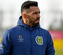 Carlos Tevez, con el buzo del cuerpo técnico de Central.