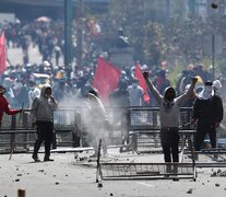 Manifestantes se enfrentan a agentes de policía en las calles de Quito.  (Fuente: EFE) (Fuente: EFE) (Fuente: EFE)