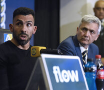 Tevez junto a Carloni en la conferencia de prensa en el estadio. (Fuente: Andres Macera) (Fuente: Andres Macera) (Fuente: Andres Macera)