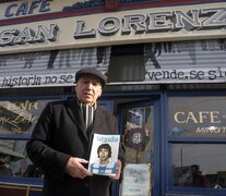 Jorge Olguín en la puerta del bar San Lorenzo (Fuente: Alejandro Leiva) (Fuente: Alejandro Leiva) (Fuente: Alejandro Leiva)