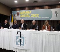 El obispo Oscar Ojea, acompañado por el ministro Juan Zabaleta, el intendente Guillermo Montenegro y el secretario de Culto, Guillermo Oliveri, entre otros.