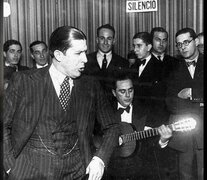 Gardel cantando en radio LT8, de Rosario, el 8 de junio de 1930. 