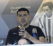 Riquelme con su mate durante un partido.