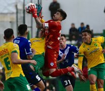 Lucas Hoyos atrapa la pelota en la altura. (Fuente: Télam) (Fuente: Télam) (Fuente: Télam)