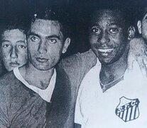 Kairuz junto a Pelé, la noche que anuló a O Rei jugando para una Selección de Tucumán