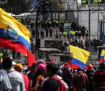 Manifestantes rodean el edificio de la Asamblea mientras esperan el juicio político a Lasso.  (Fuente: EFE) (Fuente: EFE) (Fuente: EFE)