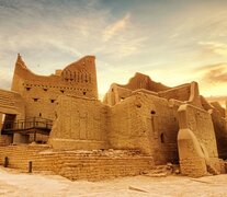 El primer panel trata sobre La Puerta de  Al Diriyah, cerca de Riad, un pueblo entero de adobe.