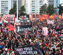 Las familias de Darío Santillán y Maximiliano Kosteki fueron rodeadas de militantes. (Fuente: Télam) (Fuente: Télam) (Fuente: Télam)