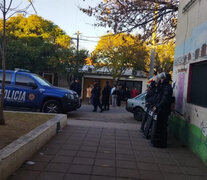 Policías en custodia del jardín tras los hechos de hace 15 días.